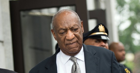 Ława przysięgłych nie zdołała uzgodnić stanowiska w sprawie żadnego z zarzutów w procesie Billa Cosby'ego. Wiele kobiet zarzuca 79-letniemu amerykańskiemu komikowi zarzuca molestowanie seksualne. Postępowanie umorzono, ale prokurator zapowiedział już kolejny proces.