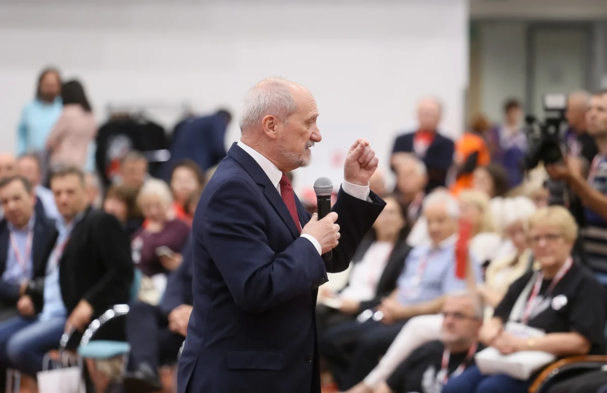 "Badania dotyczące przyczyn katastrofy smoleńskiej potrwają jeszcze przynajmniej rok" – powiedział w Spale minister obrony narodowej Antoni Macierewicz. „Będą wymagać czasu i pieniędzy, ale muszą zostać dokonane, dla odzyskania honoru państwa polskiego” - podkreślił szef MON.