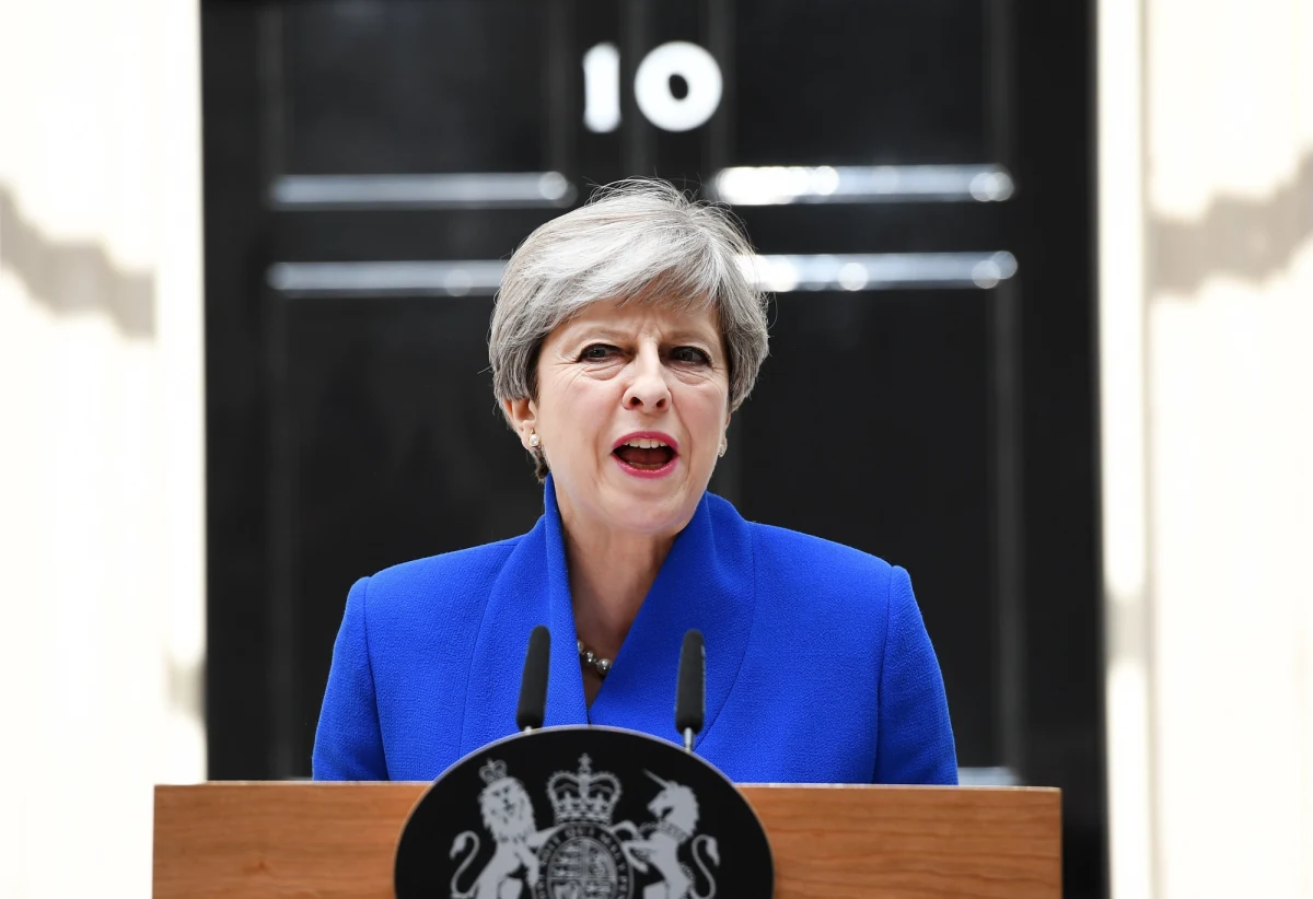 Brytyjska premier Theresa May przyznała, że w początkowych godzinach wsparcie dla rodzin, które straciły bliskich i dach nad głową w pożarze wieżowca Grenfell Tower, "nie było wystarczające". Obiecała, że wkrótce zostanie ogłoszone nazwisko sędziego, który poprowadzi publiczne śledztwo ws. tragedii.