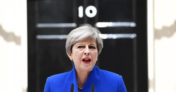 Brytyjska premier Theresa May przyznała, że w początkowych godzinach wsparcie dla rodzin, które straciły bliskich i dach nad głową w pożarze wieżowca Grenfell Tower, "nie było wystarczające". Obiecała, że wkrótce zostanie ogłoszone nazwisko sędziego, który poprowadzi publiczne śledztwo ws. tragedii.