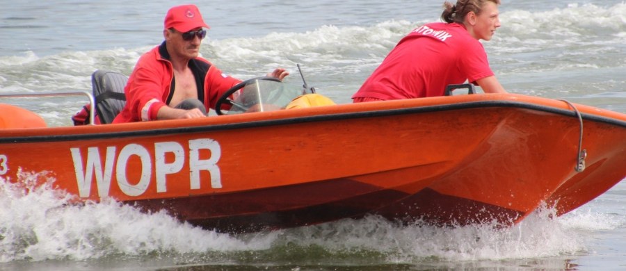 Policja, Wodne Ochotnicze Pogotowie Ratunkowe i straż pożarna szukają osoby, która wskoczyła lub wpadła do Wisły w centrum Warszawy.