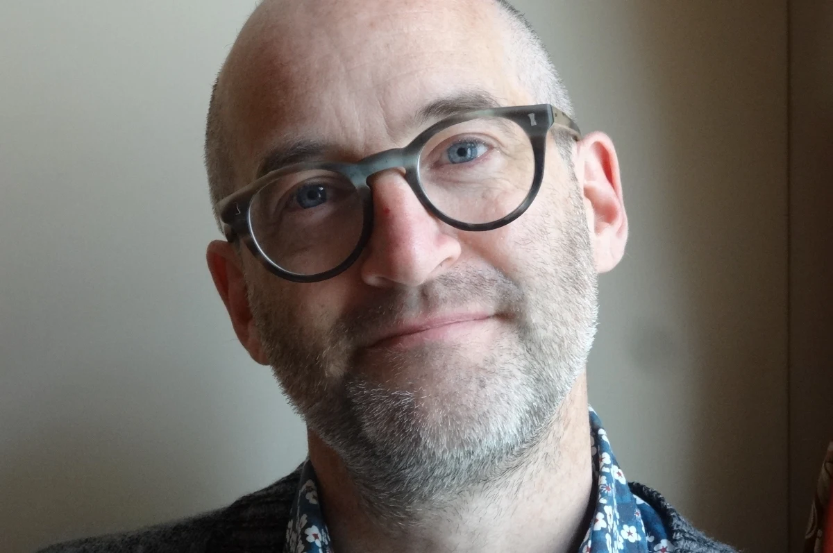 Smartfony są dla nas czymś więcej, niż przedmiotem użytkowym, ale choć kochamy je i przywiązujemy się do nich, przy pierwszej okazji zamieniamy je na nowe. To pewien paradoks – mówi RMF FM Mark Miodownik z University College London. Naukowiec, pisarz, popularyzator nauki, zajmujący się między innymi związkami między inżynierią materiałową a sztuką i humanistyką podkreśla, że smartfon to przedstawiciel nowej klasy przedmiotów, których w naszym otoczeniu będzie coraz więcej. Nie jest to jeszcze żywy obiekt, ale nie jest też całkowicie martwy, jest dla nas czymś pośrednim. Miodownik, gość tegorocznego Festiwalu Kopernika w Krakowie, interesujący się między innymi wpływem materiałów na emocje i odczucia mówi w rozmowie z Grzegorzem Jasińskim o znaczeniu nowych materiałów, nowych metod ich wytwarzania, przewiduje, że w przyszłości rozwój technologii sprawi, że znów będziemy chcieli i mogli wytwarzać przedmioty na własny użytek.