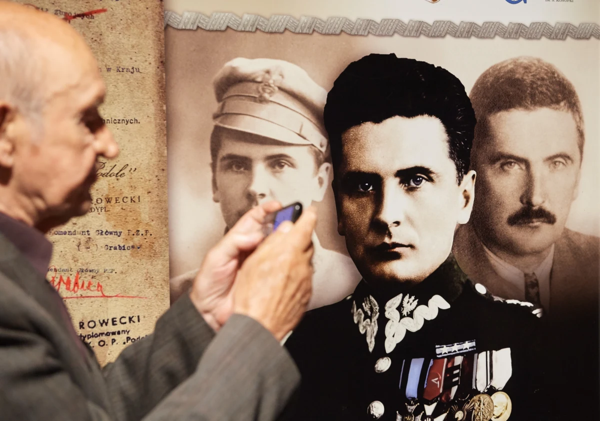 Złożoną z kilkudziesięciu plansz wystawę czasową poświęconą gen. Stefanowi Roweckiemu otwarto w Muzeum II Wojny Światowej w Gdańsku. Ekspozycja przybliża postać generała zarówno jako Komendanta Głównego Armii Krajowej, ale też prywatną osobę.