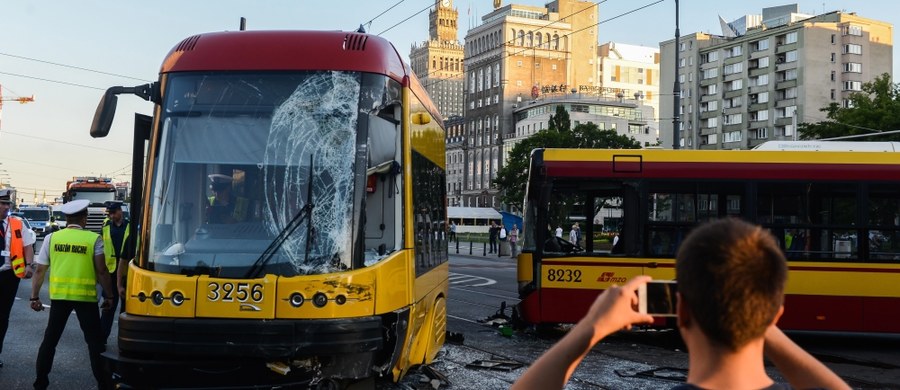 Autobusy nie będą już skręcać z ulicy Marszałkowskiej w Królewską w Warszawie. To decyzja Zarządu Transportu Miejskiego po dwóch identycznych wypadkach. W pierwszym zderzeniu tramwaju z autobusem do którego doszło w ostatnią środę, rannych zostało 9 osób, dzień później w kolejnym zderzeniu - 3 osoby.  