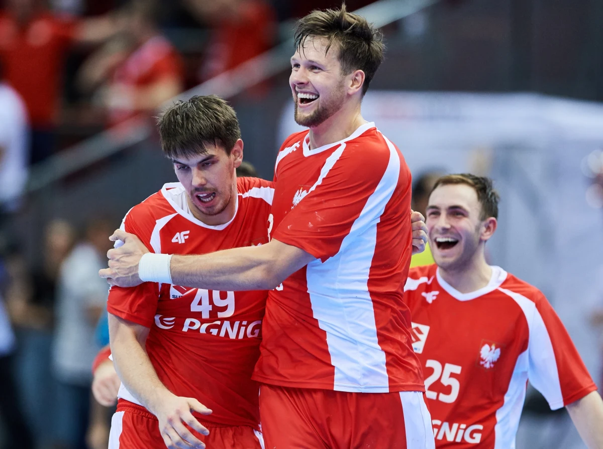 Polska pokonała w Gdańsku Rumunię 32:31 (19:13) w ostatnim meczu grupy 2. eliminacji mistrzostw Europy piłkarzy ręcznych. Biało-czerwoni zajęli ostatnie czwarte miejsce w tabeli i nie zagrają w styczniu w finałowym turnieju w Chorwacji.
