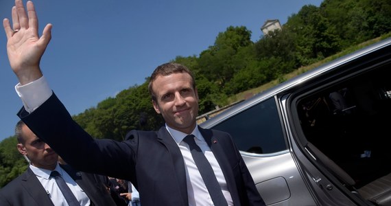 Partia La Republique en Marche (LREM) prezydenta Francji Emmanuela Macrona zdecydowanie zwyciężyła w niedzielę w II turze wyborów parlamentarnych we Francji, zdobywając od 395 do 425 miejsc w 577-osobowym Zgromadzeniu Narodowym. Daje jej to większość bezwzględną. Taki prognozowany wynik podała telewizja BFM TV.