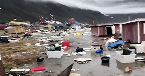 Po trzęsieniu ziemi i tsunami na zachodnim wybrzeżu Grenlandii poszukiwane są cztery osoby. Z najnowszych informacji wynika, że poszkodowanych zostało siedem kolejnych. 