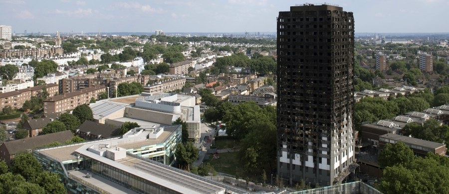 ​Najnowszy bilans pożaru londyńskiego wieżowca mieszkalnego Grenfell Tower to 79 zabitych bądź zaginionych, którzy - jak się przypuszcza - zginęli - poinformował w poniedziałek komisarz Stuart Cundy z policji metropolitalnej. Wcześniej podawano liczbę 58 ofiar.