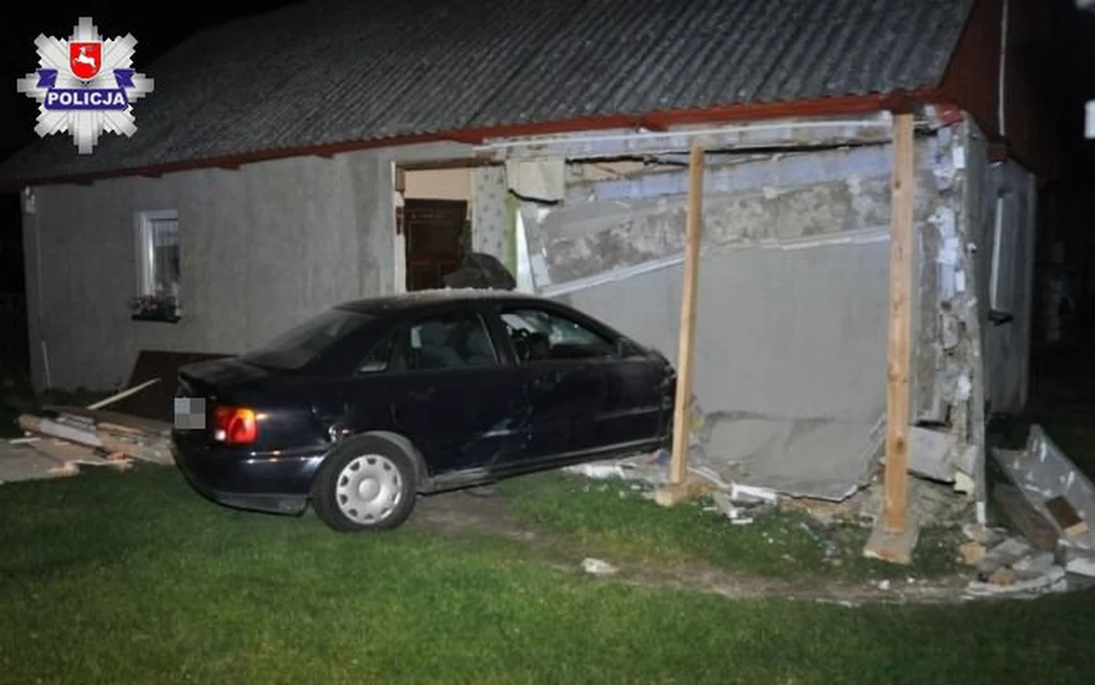 Do groźnie wyglądającego wypadku doszło w miejscowości Łańcuchów na Lubelszczyźnie. 19-letni kierowca stracił panowanie nad autem i wypadł z drogi. Pojazd wbił się w ścianę domu. 