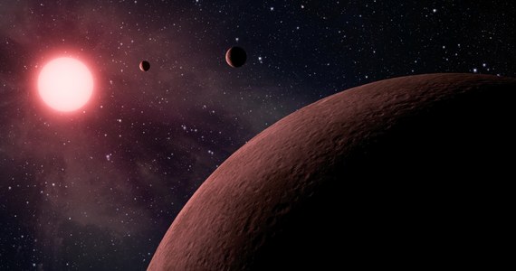 NASA opublikowała najnowszą listę kandydatek na planety pozasłoneczne wskazanych przez sondę Keplera podczas ostatniego etapu obserwacji skrawka nieba w gwiazdozbiorze Łabędzia. Na liście znalazło się 219 obiektów. Aż 10 z nich może mieć rozmiary zbliżone do Ziemi i krążyć w takiej odległości od swoich gwiazd, że teoretycznie temperatura na ich powierzchni może sprzyjać pojawieniu się ciekłej wody i powstaniu tam życia. Potwierdzenie, czy rzeczywiście są to planety i jakie warunki tam panują będzie jednak wymagało dalszych badań.