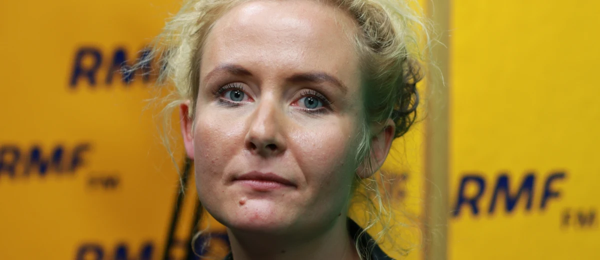 "Jestem przekonana, że (medyczna marihuana – przyp. red.) to megaważny temat, ale jest mi przykro, że ten czas, którego było już tak mało i ta sprawa której on (Tomasz Kalita – przyp. red.) oddał tyle z siebie, nie zakończyła się tak, jak się miała zakończyć. Miało być tak wspaniale i co?" - mówi w Popołudniowej rozmowie w RMF FM Anna Kalita, wdowa po Tomaszu Kalicie, rzeczniku SLD, który walczył o legalizację medycznej marihuany. "Ta ustawa to kadłubek, nic tam nie zostało z tego, co miało być. Nie będzie upraw w Polsce, ma nie być refundacji. W czym to zwiększy dostępność?" - ostro ocenia kształt obecnego projektu ustawy o medycznej marihuanie. "Jeżeli jest choćby cień szansy, że wyciąg z marihuany może przedłużyć życie, to ten chory powinien go natychmiast dostać. To jest bezdyskusyjne" - uważa gość Marcina Zaborskiego. "Zamiast koncentrować się na leczeniu, mamy szukać dilerów?" - dodaje Anna Kalita. "Nie mam kontaktu z żadnymi politykami, oprócz Leszka Millera, ale to jest wspaniały człowiek, bardzo pomagał Tomkowi w chorobie" - mówi Kalita. Podkreśla, że jej mąż wierzył, iż politycy dotrzymają słowa ws. ustawy o medycznej marihuanie. "Tak się cieszył, mówił: Aniu, zobacz, nigdy nie byłem posłem, a będę miał swoją ustawę" - wspomina.