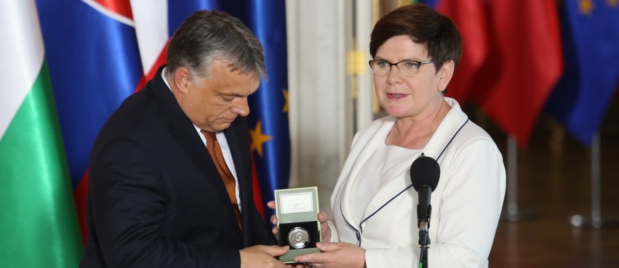 ​Chcemy, żeby UE rozwijała się tak, jak rozwija się Grupa Wyszehradzka: bezpiecznie, szybko, nastawiona na sprawy swoich mieszkańców - mówiła premier Beata Szydło podczas uroczystości przekazania przewodnictwa w Grupie Wyszehradzkiej premierowi Węgier Viktorowi Orbanowi.
