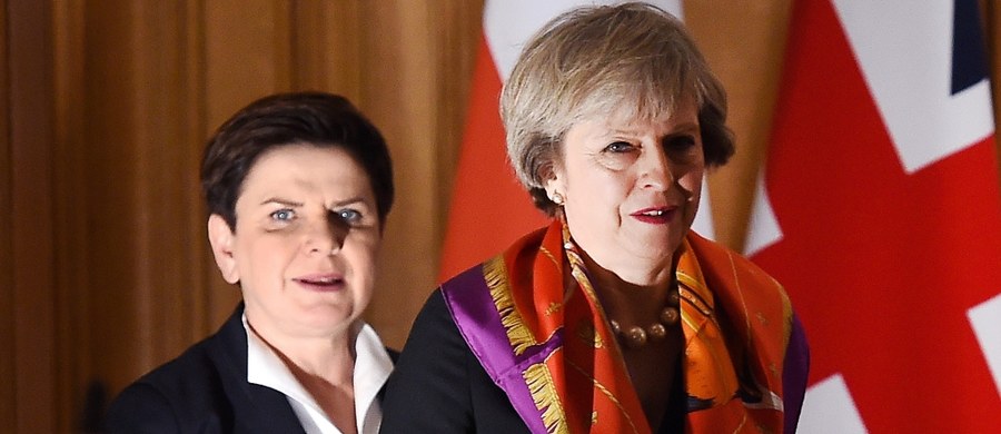Premier Beata Szydło rozmawiała w poniedziałek telefonicznie z szefową brytyjskiego rządu, Theresą May. Pogratulowała jej zwycięstwa wyborczego i wyraziła nadzieję na dalej dobrą i bliską współpracę pomiędzy Polską i Wielką Brytanią – poinformował rzecznik rządu Rafał Bochenek.