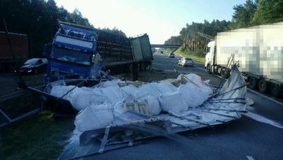 Utrudnienia na A4: Ciężarówka uderzyła w bariery
