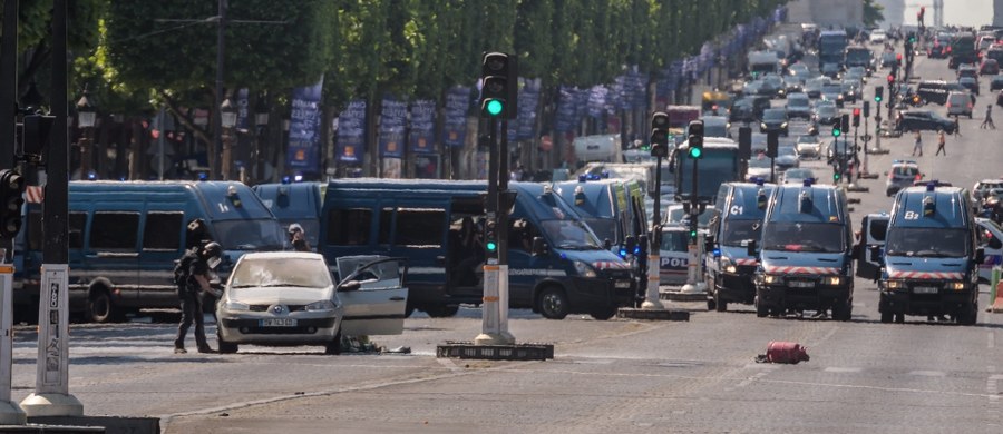 ​Czworo członków rodziny 31-letniego islamskiego radykała, który w poniedziałek dokonał próby zamachu na Polach Elizejskich w Paryżu, zostało we wtorek umieszczonych w areszcie tymczasowym - podała agencja AFP, powołując się na źródła sądowe.