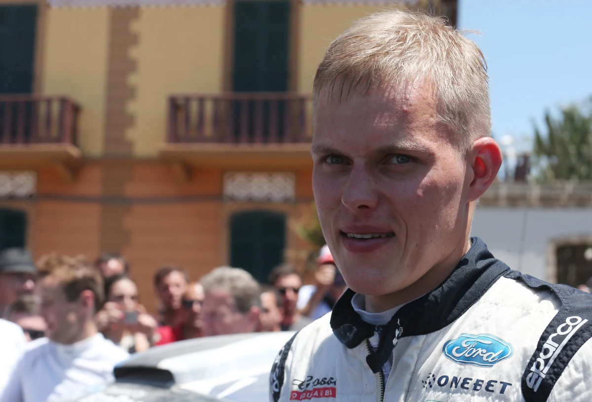 Estończyk Ott Tanak (Ford Fiesta WRC) wygrał trzy sobotnie odcinki specjalne samochodowego 73. Rajdu Polski, siódmej rundy mistrzostw świata i umocnił się na prowadzeniu w klasyfikacji generalnej. Drugi jest Norweg Andreas Mikkelsen (VW Polo WRC) - strata 18 s, a trzeci Nowozelandczyk Hayden Paddon (Hyundai I20 WRC) – 24,9 s. Obrońca tytułu Francuz Sebastien Ogier (VW Polo WRC), który triumfował w dwóch poprzednich edycjach imprezy, jest szósty ze stratą 59,1 do Tanaka.