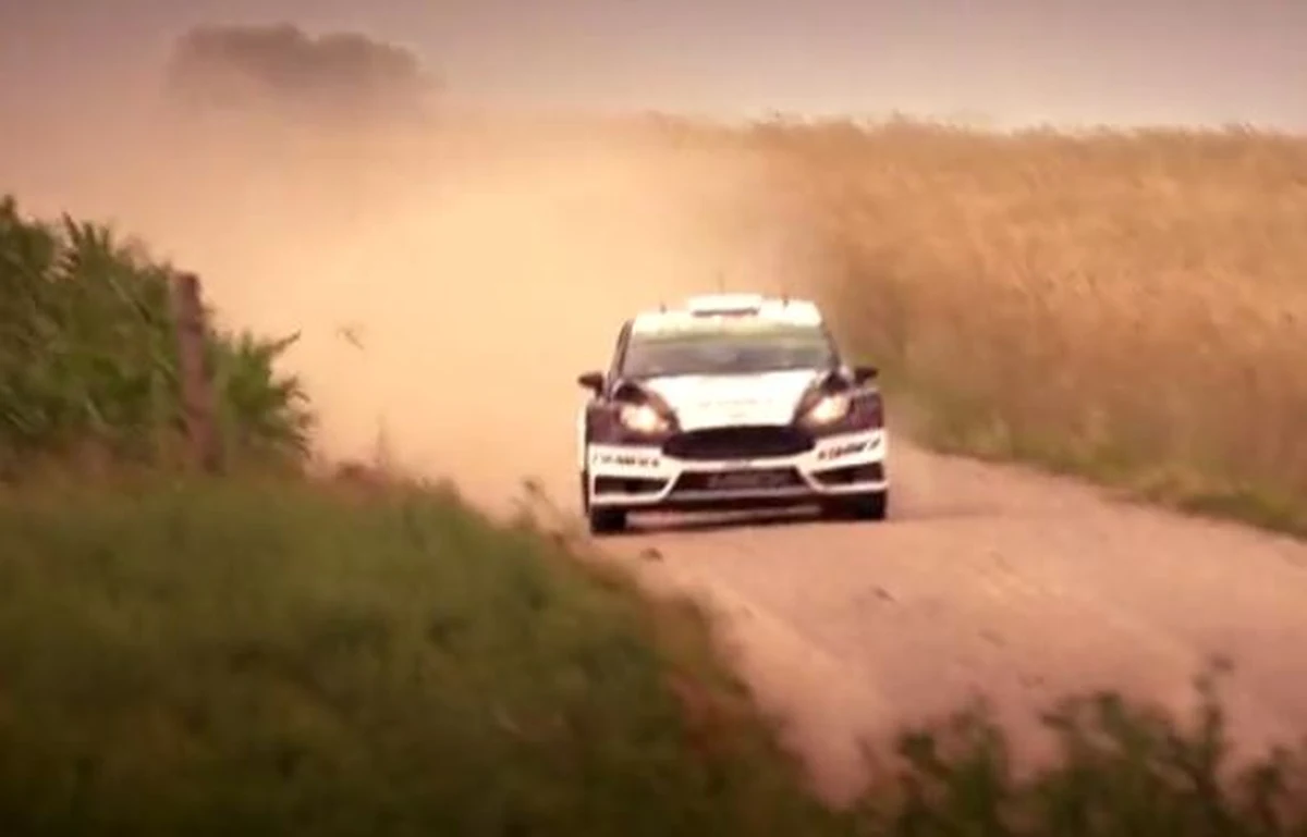 Do niedzieli na mazurskich trasach rywalizują najlepsi kierowcy świata – trwa bowiem PZM Rajd Polski, czyli jedna z rund czempionatu globu. Na filmie możecie zobaczyć jak radzą sobie zawodnicy na tych bardzo szybkich trasach.