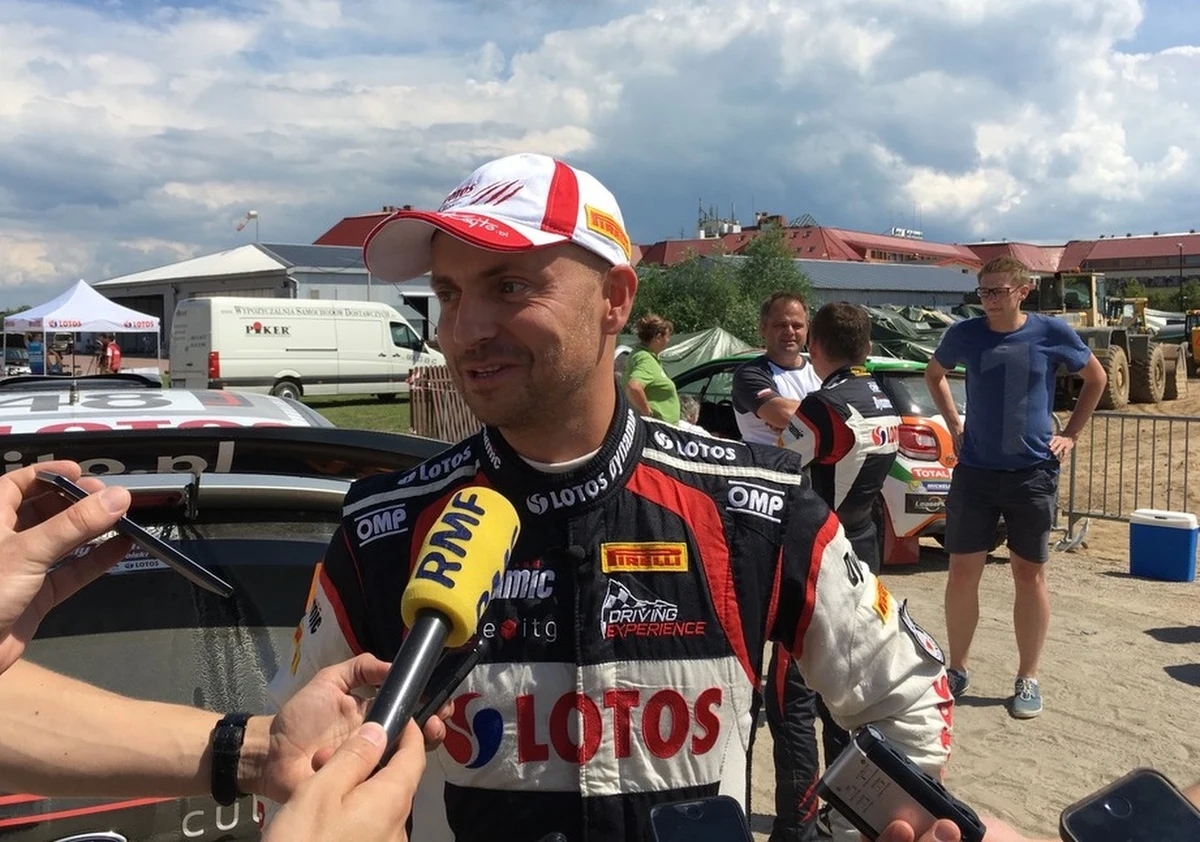 6. miejsce zajmuje Kajetan Kajetanowicz w klasyfikacji WRC 2 po pierwszych 5 odcinkach Rajdu Polski. Liderem zmagań w klasyfikacji generalnej jest Andreas Mikkelsen. Wysłannik RMF FM na Mazury Maciej Jermakow rozmawiał z Kajetanowiczem tuż przed jego wizytą u mechaników. "Nie odpuszczam, myślę, że pokazujemy dobre tempo" - mówił kierowca. Zobaczcie całą rozmowę!