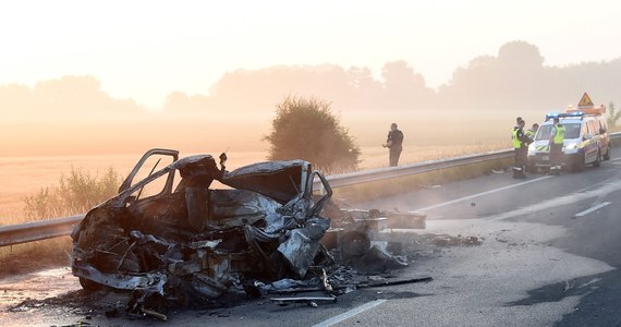 Jak informują francuskie media, we Francji na autostradzie A16 w pobliżu Calais doszło do wypadku furgonetki zarejestrowanej w Polsce. W wyniku zdarzenia pojazd doszczętnie spłonął, a jego kierowca zginął. Polskie MSZ na razie nie ma informacji by w tym wypadku zginął Polak.