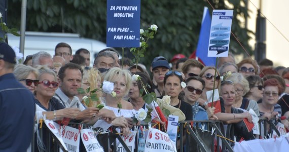 Krakowska prokuratura postanowiła w jednym śledztwie zbadać przebieg trzech protestów pod Wawelem w miesięcznicę pogrzebu pary prezydenckiej. Chodzi o wydarzenia z 18 grudnia ubiegłego roku oraz z 18 marca i 18 kwietnia tego roku. 
