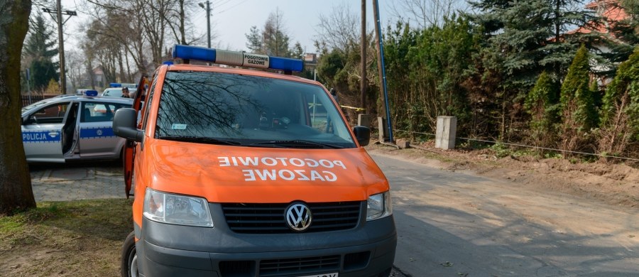 Rozszczelnienie rury z gazem na ulicy Leśnej w Nowej Dębie na Podkarpaciu. Profilaktycznie ewakuowano 130 dzieci z pobliskiego przedszkola, a także pracowników placówki.