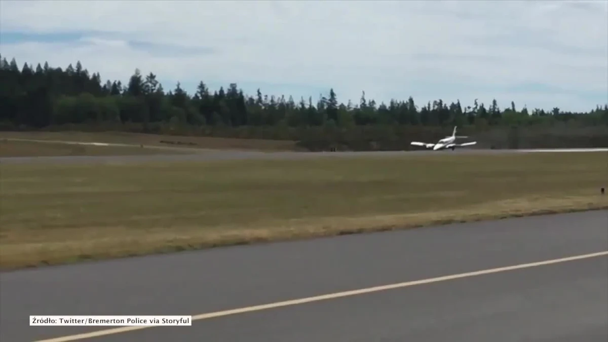  Awionetka musiała awaryjnie lądować na lotnisku Bremerton, w amerykańskim stanie Waszyngton. Z powodu awarii nie wysunęło się przednie koło maszyny. Pilotowi udało się jednak bezpiecznie sprowadzić samolot na ziemię. Nikt nie został ranny.