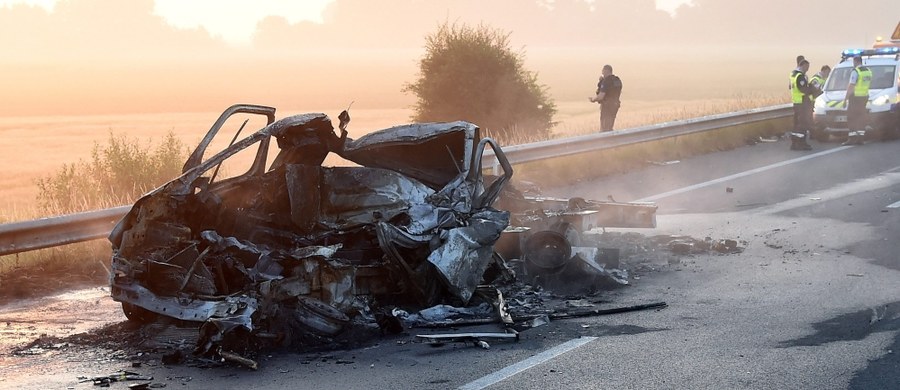 ​Podkarpacki Wydział Zamiejscowy Departamentu ds. Przestępczości Zorganizowanej i Korupcji Prokuratury Krajowej w Rzeszowie wszczął śledztwo w sprawie katastrofy w ruchu lądowym, do której doszło we wtorek na autostradzie A16 w pobliżu Calais we Francji.