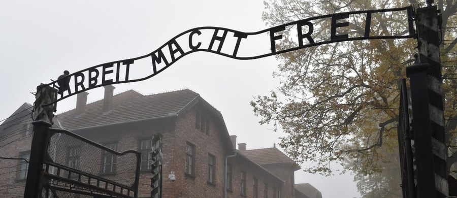 ​Ambasada RP we Włoszech interweniowała w telewizjach RAI i Mediaset, które nazwały Auschwitz "polskim obozem". Błąd poprawiono, a obie stacje za niego przeprosiły.