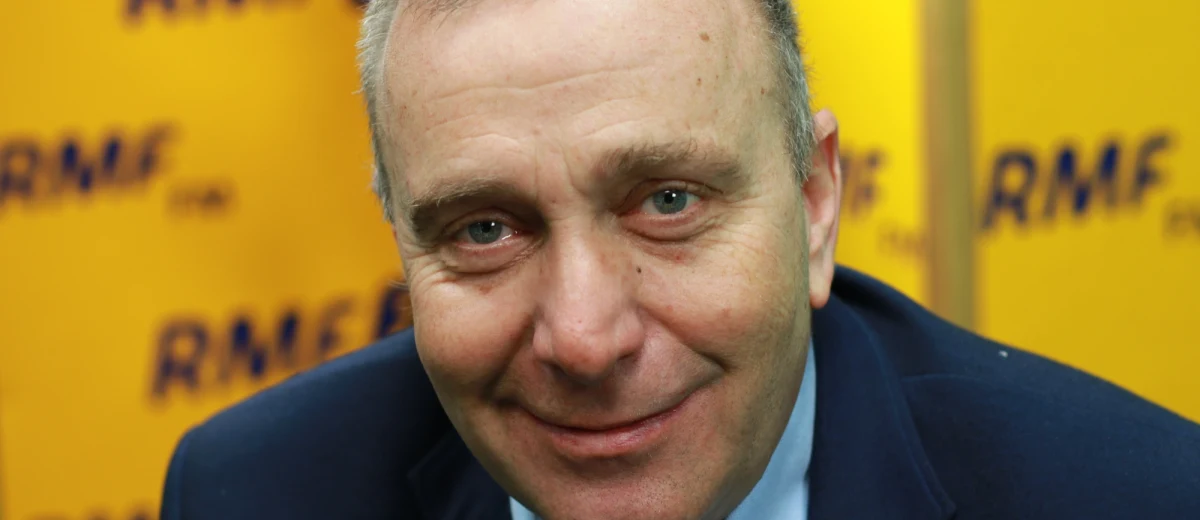 "Stało się coś złego: Trybunał Konstytucyjny wpisuje się w scenariusz państwa PiS. (…) Wcześniej Trybunał funkcjonował w ramach porządku prawnego - teraz jest elementem skoku na polityczną kasę" - mówił w Porannej rozmowie w RMF FM Grzegorz Schetyna, komentując orzeczenie TK w sprawie Krajowej Rady Sądownictwa. Jak podkreślił: "Chodzi o coś ważnego: o niezależną władzę sądowniczą, bo trójpodział władzy to klucz do państwa praworządnego i demokratycznego". Pytany o wstrzymanie konsultacji projektu ustawy o działalności leczniczej, który przewidywał, że pacjenci mogliby w publicznych szpitalach korzystać - obok świadczeń finansowanych przez NFZ - także ze świadczeń odpłatnych, lider Platformy Obywatelskiej skomentował, że minister zdrowia Konstanty Radziwiłł "został przejechany przez premier Szydło i pewnie przez prezesa Kaczyńskiego korespondencyjnie". W internetowej części rozmowy Schetyna odniósł się natomiast do dzisiejszego przesłuchania Michała Tuska przed komisją ds. wyjaśnienia afery Amber Gold. Ocenił, że "to spektakl". "Przecież wiadomo, po co jest ta komisja: po to, żeby ścigać Donalda Tuska, żeby mu zrobić przykrość, żeby zająć się jego synem. To jest polityczna dintojra" - stwierdził.