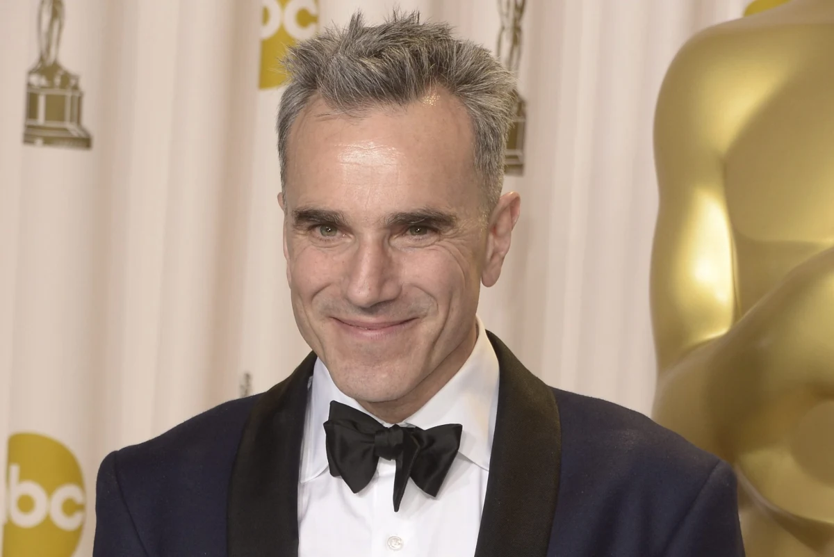 ​Trzykrotny laureat Nagrody Akademii Firmowej, 60-letni brytyjski aktor Daniel Day-Lewis podjął decyzję o zakończeniu kariery artystycznej - poinformowała w Los Angeles jego rzeczniczka i zarazem autorka biografii aktora, Leslee Dart.