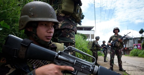 Grupa Bojowników o Wolność Islamskiego Marawi przeprowadziła szturm na miasteczko Pigcawayan na wyspie Mindanao. Jak podał szef miejscowej policji Realan Mamon, islamistom udało im się przejąć budynek szkoły, który obecnie okupują. Reuters donosi, że w mieście doszło do strzelaniny, ale nie ma informacji o ofiarach śmiertelnych czy rannych.