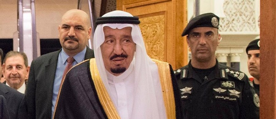 Agencja Reutera informuje o głębokich zmianach na szczytach władzy w Arabii Saudyjskiej. Król Salman wydał dekret, który zmienia kolejkę do tronu oraz szefów resortów odpowiedzialnych za sprawy wewnętrzne w kraju. 