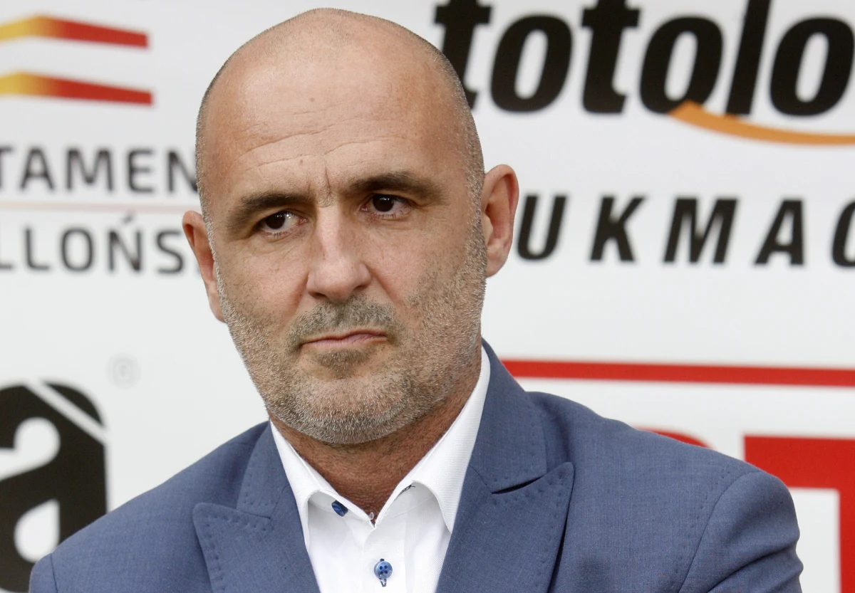 Sensacyjne wieści z Krakowa: nowym trenerem piłkarzy Cracovii został Michał Probierz! O rozpoczęciu współpracy ze szkoleniowcem, który w minionym sezonie doprowadził Jagiellonię Białystok do wicemistrzostwa Polski, klub poinformował we wpisie na Twitterze.