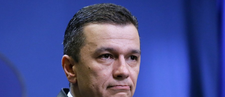 ​Parlament Rumunii, zgodnie z oczekiwaniami, obalił w środę rząd premiera Sorina Grindeanu - poinformował wysoki rangą członek dotychczasowej partii rządzącej. Wcześniej premier, mimo utraty poparcia własnej partii, odmówił podania się do dymisji.