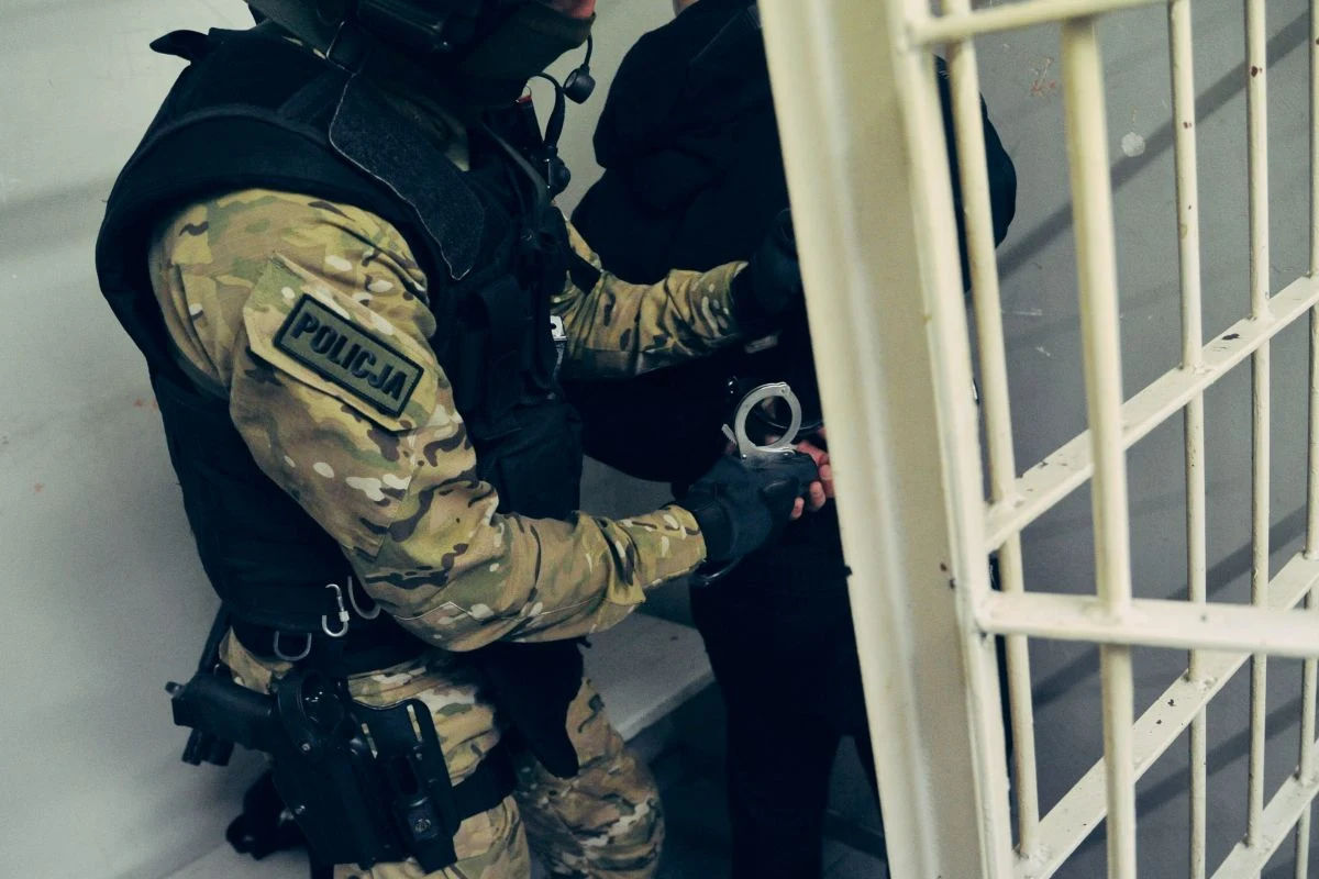 Na miesiąc został aresztowany 42-letni mieszkaniec Kostrzyna nad Odrą (Lubuskie), który miał uwięzić i zmuszać do seksu mieszkankę pobliskiej Witnicy. Grozi mu do 12 lat więzienia.