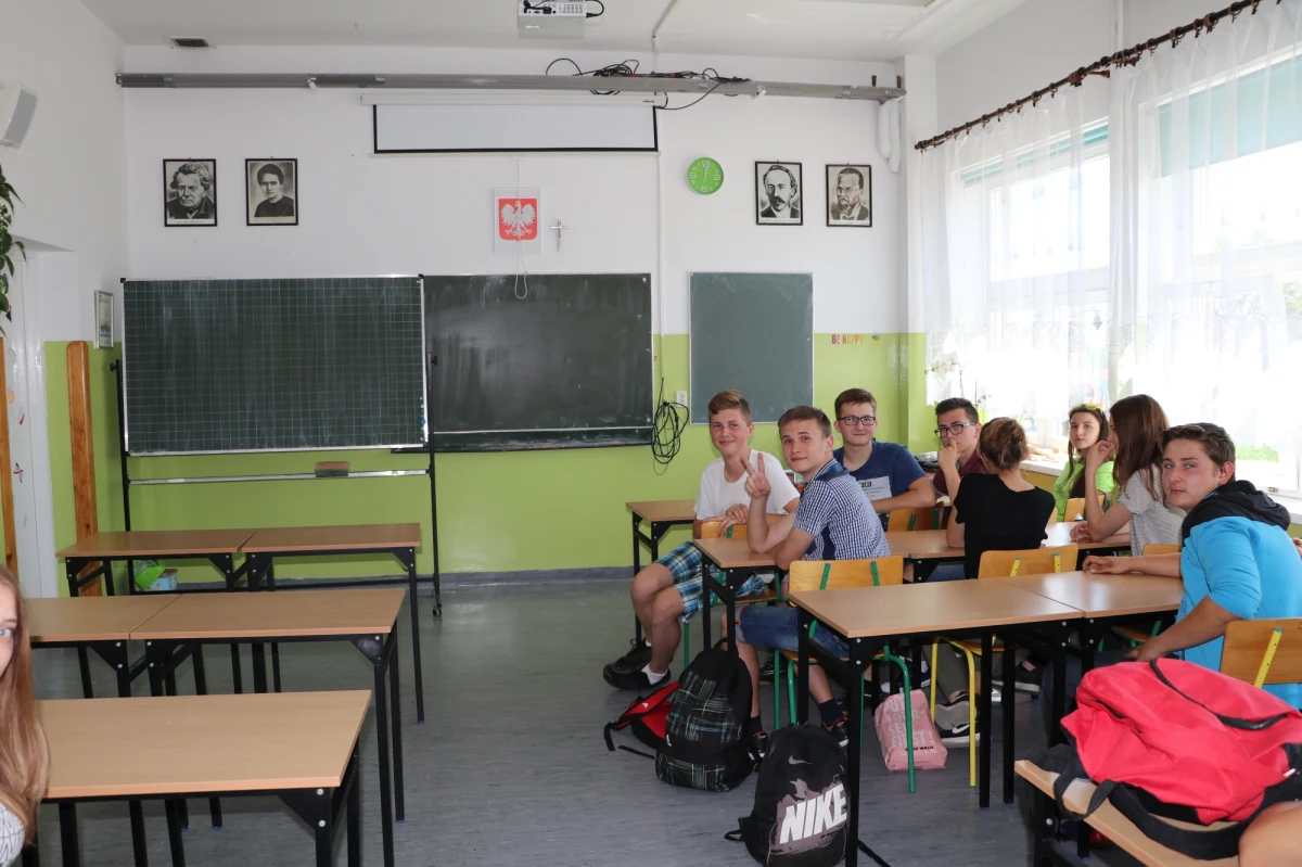 Nie możemy wykonywać doświadczeń, bo nie mamy wentylacji i specjalnego blatu. Wszystkie odczynniki i inne pomoce naukowe są przeterminowane i przestarzałe - żalą się uczniowie z Zespołu Szkół w Raciechowicach w Małopolsce. Ale od września się to zmieni - dzięki akcji charytatywnej Lepsze Jutro z RMF FM! W ramach tegorocznej edycji do pięciu szkół w różnych regionach kraju trafią supernowoczesne pracownie szkolne. Szkoła w Raciechowicach otrzyma salę chemiczno-biologiczną. 