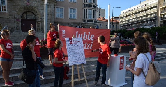 Happeningi w kilkunastu miastach, manifest wartości, pod którym każdy będzie mógł się podpisać i praktyczne pomysły na to, jak mądrze pomagać i wpływać na swoje otoczenie - z nową kampanią społeczną rusza w Polskę Szlachetna Paczka. Jej hasło to Lubię ludzi.