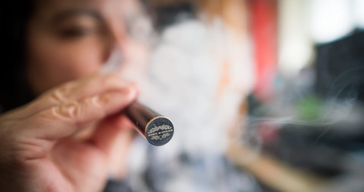 Wprowadzenie akcyzy na płyn do papierosów elektronicznych i tzw. nowatorskie wyroby tytoniowe przewiduje przygotowany przez resort finansów projekt nowelizacji ustawy o akcyzie. Zmiana przepisów ma dać budżetowi prawie 100 mln zł rocznie.