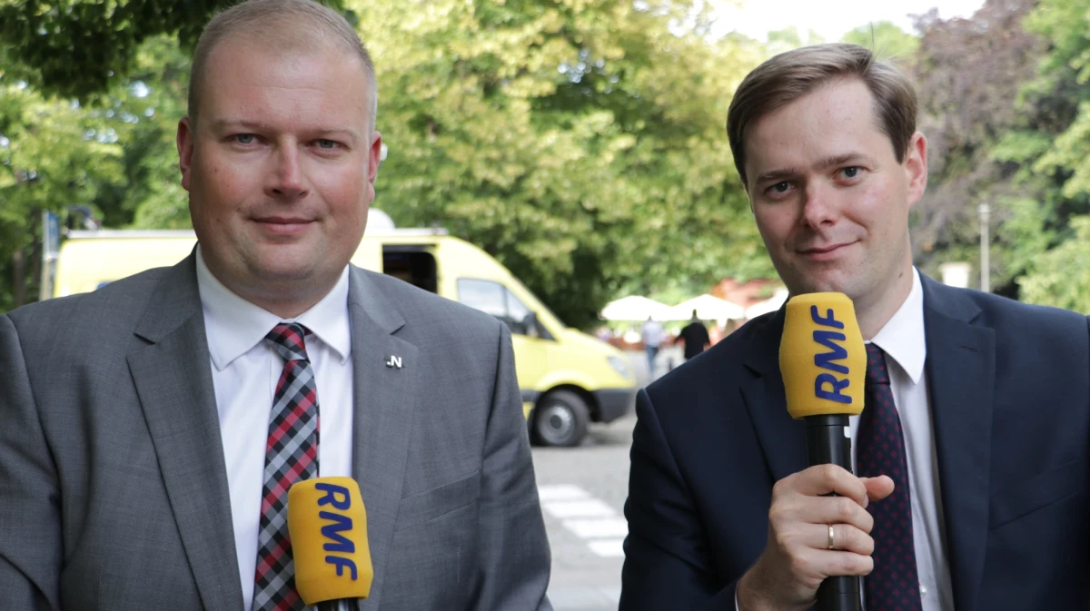 Najważniejsze słowa to te, w których pan Michał Tusk powiedział, że razem z ojcem wiedzieli, iż Amber Gold i OLT Express "to lipa" – mówi w Popołudniowej rozmowie w RMF FM Witold Zembaczyński, przedstawiciel Nowoczesnej w komisji śledczej ds. Amber Gold. "To udowadnia, że premier Tusk co najmniej od 24 maja wiedział, że z tym podmiotem coś jest nie tak i udowadnia również konieczność przesłuchania w przeszłości samego premiera Tuska" – zauważa gość Marcina Zaborskiego. "Jeżeli syn pana Donald Tuska zeznaje, że działalność OLT to była lipa, to muszę zadać pytanie, gdzie były instytucje państwa, gdzie były służby specjalne, żeby zapobiec rozwijaniu działalności przez Amber Gold i OLT Express" - mówi natomiast drugi gość Popołudniowej rozmowy w RMF FM, Jarosław Krajewski z PiS. Nie widzę takich dowodów - tak Zembaczyński na pytanie, czy w materiałach, którymi dysponuje komisja, są dowody na to, że jacyś politycy umożliwili właścicielom Amber Gold ukrycie pieniędzy. "Jestem wielkim przeciwnikiem grania materiałem dowodowym ws. Amber Gold. Nie można wykorzystywać tej komisji do bieżącej walki politycznej. Często ci sami urzędnicy, którzy wtedy zawiedli, dzisiaj pracują dla państwa PiS" - mówi gość Marcina Zaborskiego.