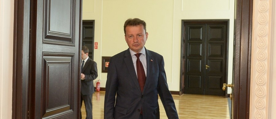 ​Szef MSWiA Mariusz Błaszczak zaapelował do swojego francuskiego odpowiednika Gerarda Collomba o podjęcie działań zapewniających bezpieczeństwo polskim przewoźnikom poruszającym się w rejonie Calais.