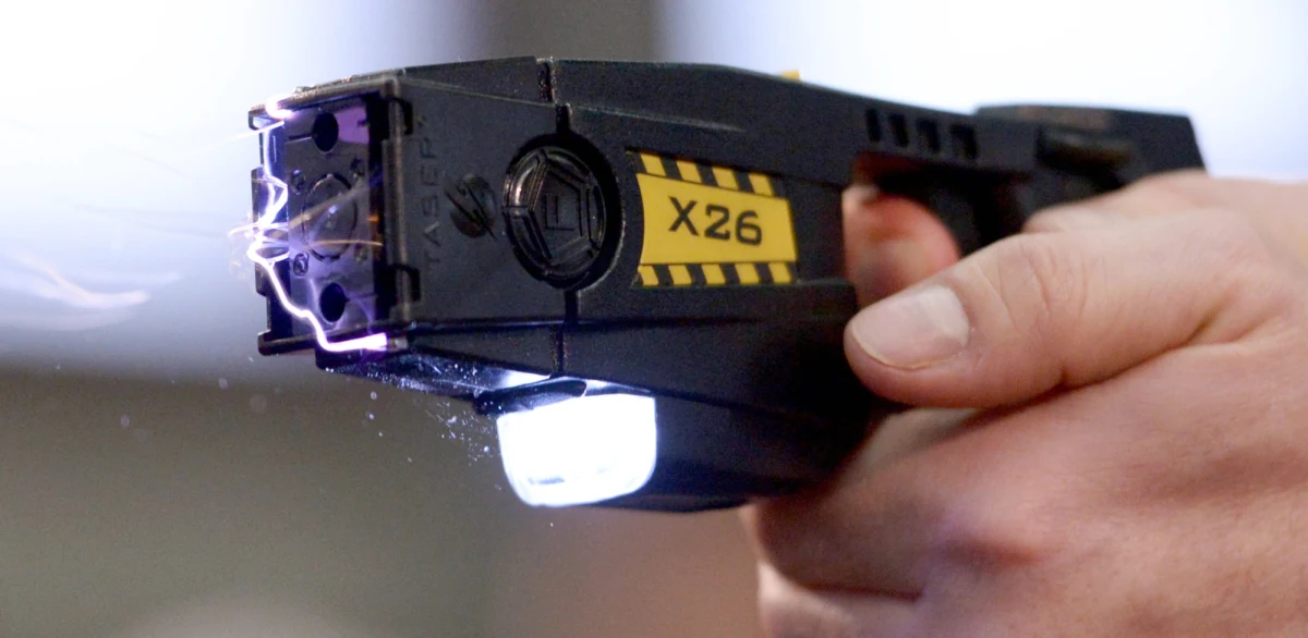 Rzecznik Praw Obywatelskich wystąpił do Komendanta Głównego Policji w sprawie wykorzystywania przez policjantów prywatnych paralizatorów. Jego zdaniem, posiadanie i używanie ich w trakcie pełnienia służby jest niedopuszczalne.