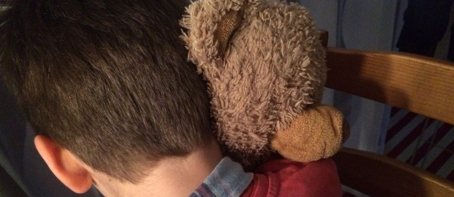 Zabrzańska policja w specjalnym oświadczeniu kategorycznie zdementowała informację, że w jednym z centrów handlowych w Zabrzu zostało porwane lub sprzedane dziecko. Taka informacja pojawiła się na portalach społecznościowych. "Apelujemy o zaprzestanie udostępniania nieprawdziwej i niepotwierdzonej wiadomości i nakręcania spirali strachu" - napisała policja.