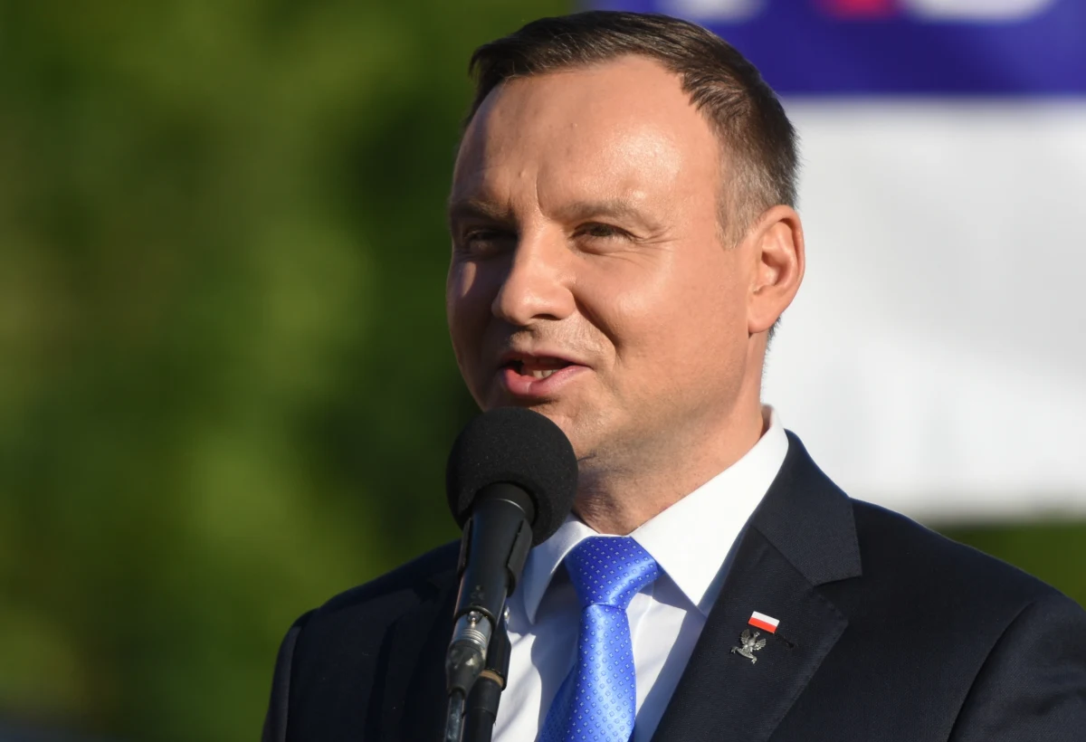 Chcę, aby Polacy mieli poczucie, że konstytucja jest ich, że została stworzona według wzoru, który oni podyktowali - powiedział w Nowym Dworze Gdańskim prezydent Andrzej Duda. Apelował też o udział w proponowanym przez siebie referendum konsultacyjnym ws. nowej ustawy zasadniczej.