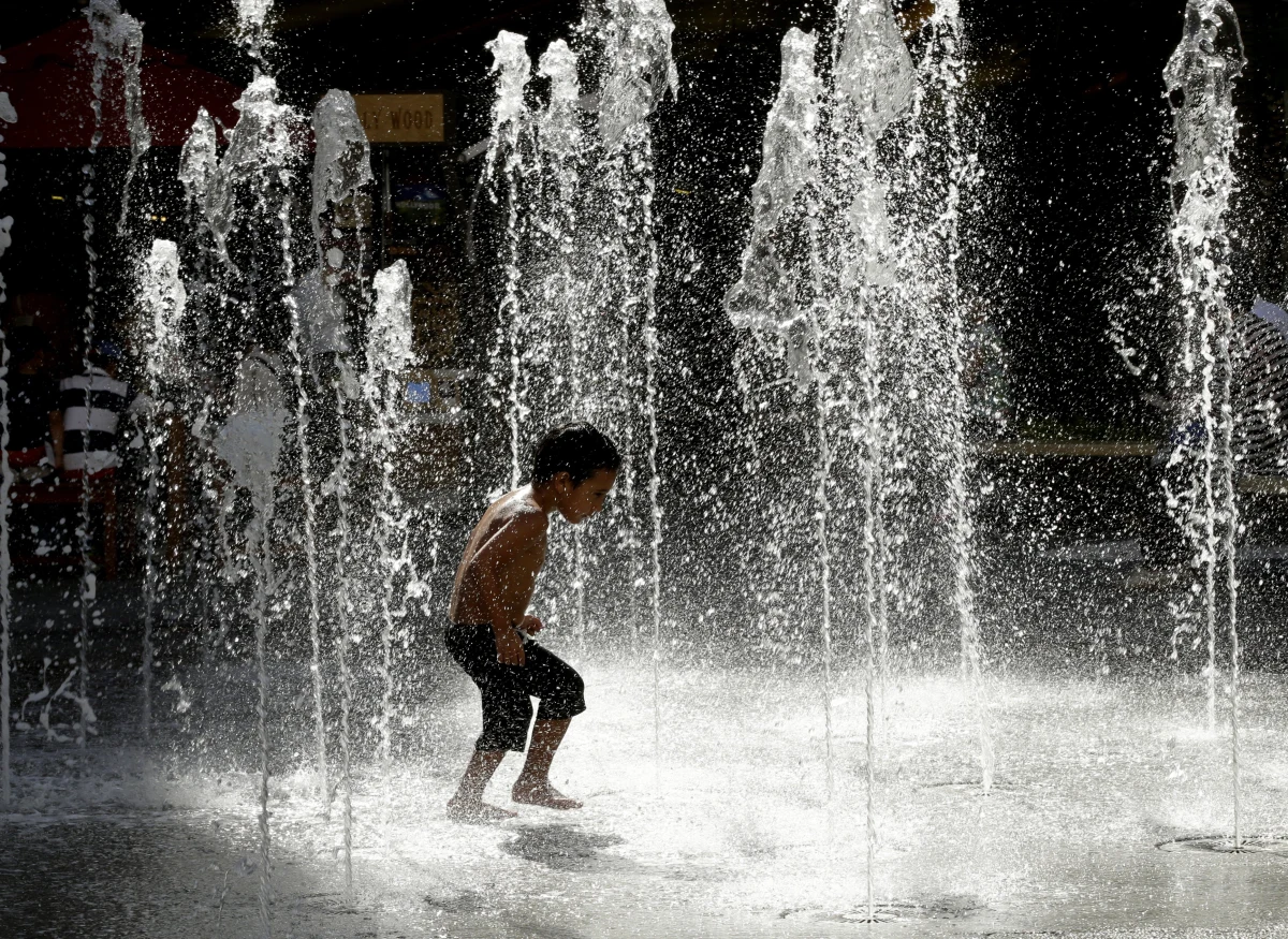 Rekordowe upały, które od kilku dni nękają południowy zachód Stanów Zjednoczonych, zabiły już co najmniej dwie osoby - donoszą lokalne media. Upały spowodowały poważne zakłócenia w komunikacji lotniczej.