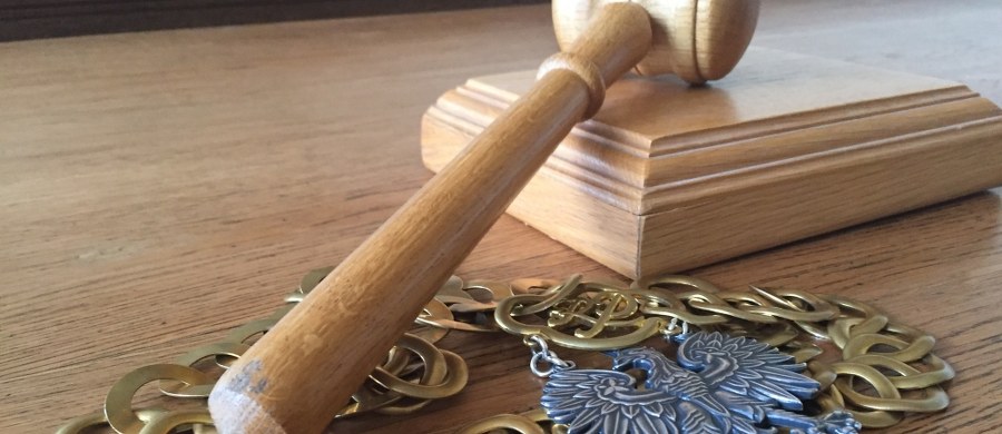 Katowicki sąd aresztował na trzy miesiące byłego prezesa i byłego udziałowca klubu sportowego Ruch Chorzów Dariusza S. Prokuratura zarzuca mu wręczenie 72 tys. zł korzyści majątkowych byłemu szefowi urzędu skarbowego w Sosnowcu.