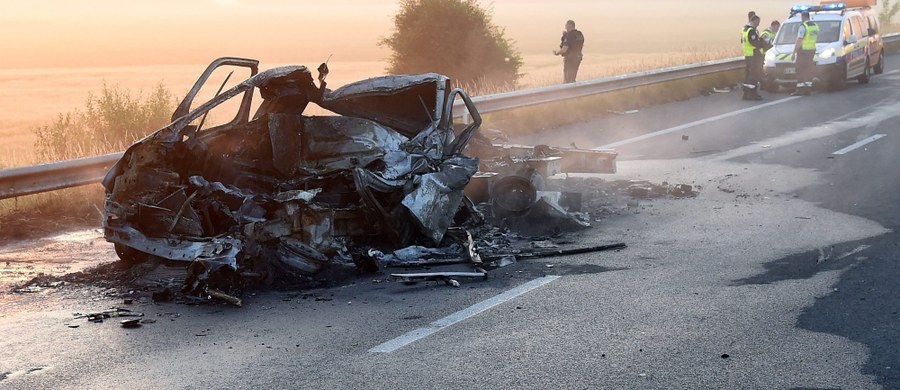 Pięciu z dziewięciu afrykańskich i bliskowschodnich imigrantów aresztowanych w sprawie śmierci polskiego kierowcy pod Calais we Francji uniknie na razie procedury karnej. Są podejrzani o spowodowanie wypadku. Twierdzą, że nie mają skończonych 16 lat, nie mogą więc zostać umieszczeni w areszcie śledczym. Nie oznacza to jednak, że unikną odpowiedzialności.