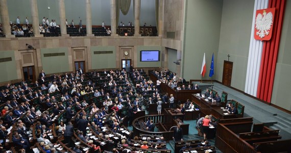 Obywatelski wniosek o przeprowadzenie ogólnokrajowego referendum w sprawie reformy edukacji został skierowany do komisji ustawodawczej - zdecydował Sejm. Za takim rozwiązaniem opowiedziało się 441 posłów. Nikt nie był przeciw, dwaj posłowie wstrzymali się od głosu. W nocy z wtorku na środę podczas sejmowej debaty nad wnioskiem, wszystkie kluby opozycyjne opowiedziały się za przeprowadzeniem referendum. 