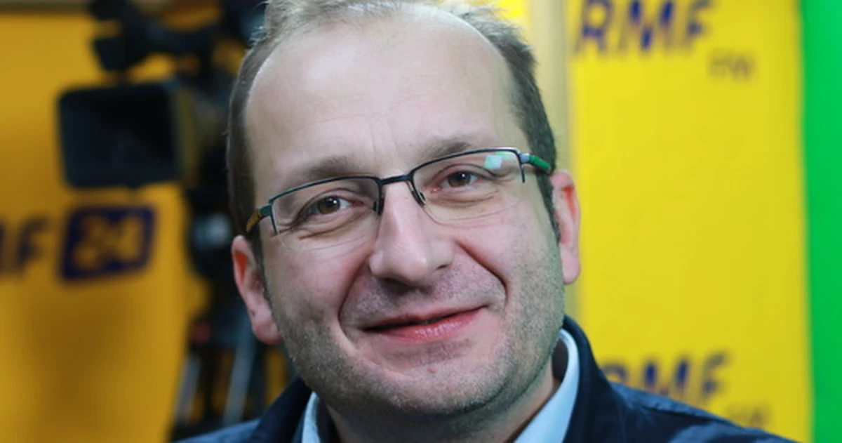 "Jak nie denerwować się na wakacjach? Uciekając od polityki, po pierwsze - to z pewnością jest gwarancja sukcesu. Jak się nie denerwować w ogóle? Wakacje to jest bardzo stresujący czas. Jak mówi przysłowie: najlepsze miejsce pod namiot jest zawsze 10 metrów dalej" - mówił w Porannej rozmowie w RMF FM współtwórca kabaretu "Ucho Prezesa" Robert Górski. Odnosząc się do planów urlopowych prezesa PiS Jarosława Kaczyńskiego nad Zalewem Szczecińskim, stwierdził: "Pan prezes, z tego, co wiem, za granicę się nie wybiera. (...) Stalin też nie wyjeżdżał". Dopytywany natomiast przez Roberta Mazurka, co będzie w "Uchu Prezesa" po wakacjach, Robert Górski odparł: "Myślę, że na pewno będzie Prezes, bo widać, że jest w doskonałej formie, sondaże rosną, więc nie ma powodu, żeby tam dokonywać jakichś radykalnych zmian". Przyznał również, że skoro rekonstrukcja rządu nie jest potrzebna, myślał o tym, by zrekonstruować opozycję: "Zrekonstruowałbym opozycję w ten sposób, że same kobiety byłyby w opozycji - bo wiem, że Prezes ma słabość do kobiet czy trochę się ich obawia - i wtedy będzie mu ciężko je atakować".