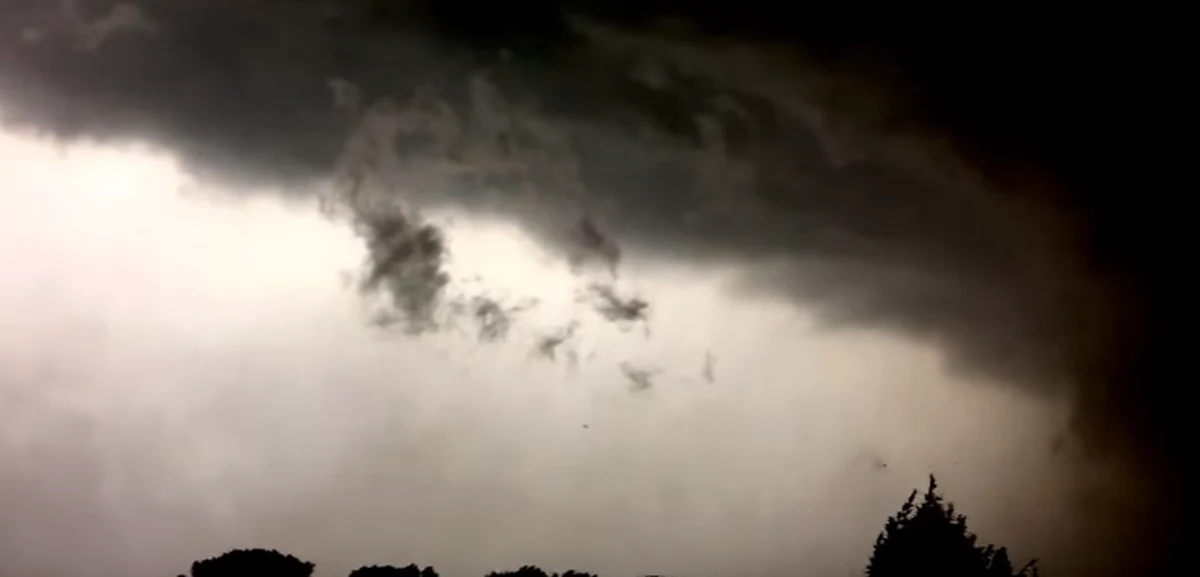 Gwałtowne burze na północy Niemiec spowodowały śmierć co najmniej jednej osoby. Silny wiatr i deszcz oraz grad doprowadziły do zakłóceń w komunikacji kolejowej i przerw w dostawach prądu. W Hamburgu zaobserwowano trąbę powietrzną.