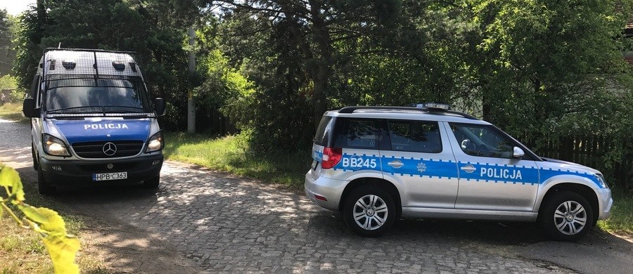 Sierż. sztab. Marcin Topolski wykazał się wielką ofiarnością i odwagą - mówił w Poznaniu szef MSWiA Mariusz Błaszczak. Razem z szefem polskiej policji odwiedził w szpitalu policjanta, rannego w trakcie pościgu za sprawcą kradzieży na stacji benzynowej.